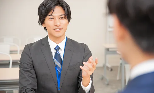 商談を行うビジネスパーソン。お客様一人ひとりに合わせた最適な認証ソリューション提案のイメージ